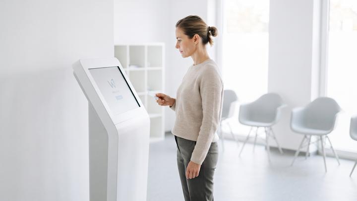 Self Check-In für Arztpraxen: Worauf Sie bei der Auswahl achten sollten